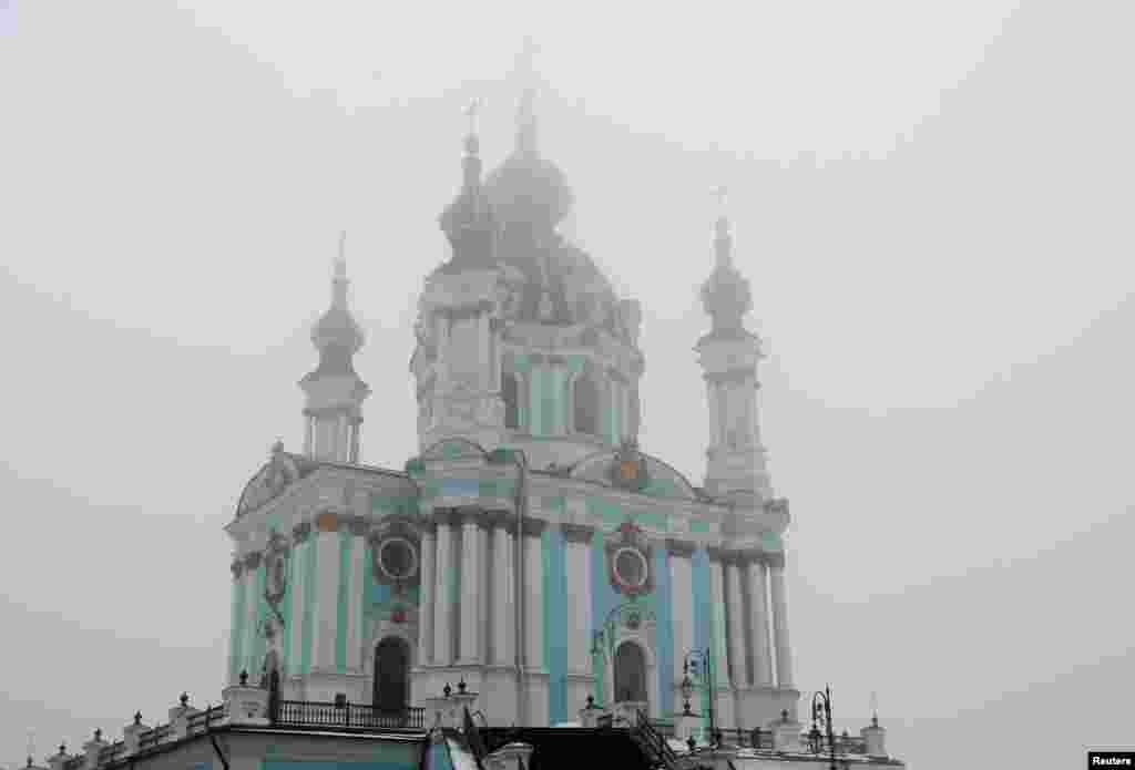 نمای بیرونی کلیسای &laquo;سنت اندرو&raquo; در کی&zwnj;یف پایتخت اوکراین.