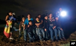 Inmigrantes de Honduras y El Salvador que ingresaron a EEUU desde México son detenidos en Granjeno, Texas, Junio 25, 2014.