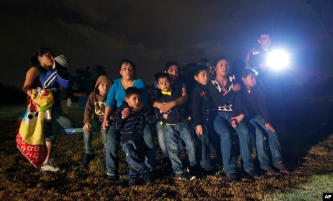 Inmigrantes de Honduras y El Salvador que ingresaron a EEUU desde México son detenidos en Granjeno, Texas, Junio 25, 2014.