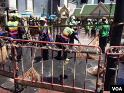 Clean-up crews work at the Erawan Shrine, site of a bomb explosion in central Bangkok, Thailand, Aug. 18, 2015. (Photo: Steve Herman / VOA)