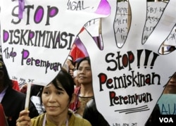 Sebuah aksi protes di Jakarta yang memrotes diskriminasi terhadap perempuan (foto: dok).