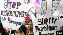 Sebuah aksi protes di Jakarta yang memrotes diskriminasi terhadap perempuan (foto: dok).