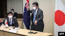 Bộ trưởng Quốc phòng Nhật Nobuo Kishi (trái) trong một cuộc họp trực tuyến với phía Úc (ảnh tư liệu, 9/6/2021).