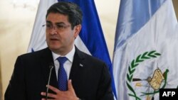 El presidente hondureño, Juan Orlando Hernández, habla durante una conferencia de prensa en el Palacio Presidencial en Tegucigalpa.