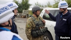 Вересень 2016-го. Члени ОБСЄ спілкуються з українським військовим поблизу Луганська