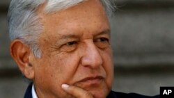 El presidente electo de México, Andrés Manuel López Obrador, escucha la pregunta de un periodista afuera de la sede de su partido en Ciudad de México, el domingo 22 de julio de 2018.