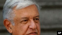 El presidente electo de México, Andrés López Obrador, escucha la pregunta de un periodista. Julio 27, 2018,