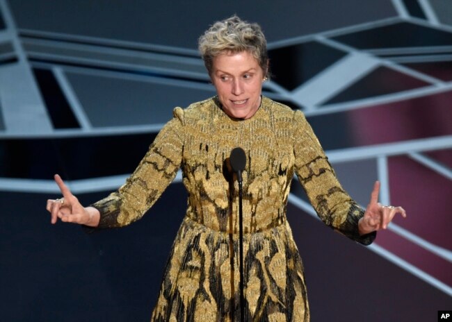Frances McDormand al aceptar el Oscar a Mejor Actriz por "Threee Billboards Outside Ebbing, Missouri".