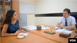Deputy Minister Atabek Nazirov with VOA's Navbahor Imamova, July 2018, Tashkent