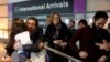 با رای قاضی فدرال فعلا دارندگان ویزا وارد آمریکا می شوند: بهنام برات‌پور دانشجوی ایرانی در آغوش خواهرش بهار بعد از ورود به فرودگاه بوستون.