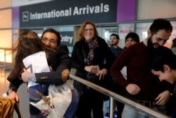 Behnam Partopour, seorang mahasiswa Institut Politeknik Worcester (WPI) dari Iran, disambut oleh saudara perempuannya Bahar di Bandara Logan setelah ia menyelesaikan bea cukai dan imigrasi AS dengan visa pelajar F1 di Boston, Massachusetts, AS, 3 Februari 2017. (Foto: Reuters)
