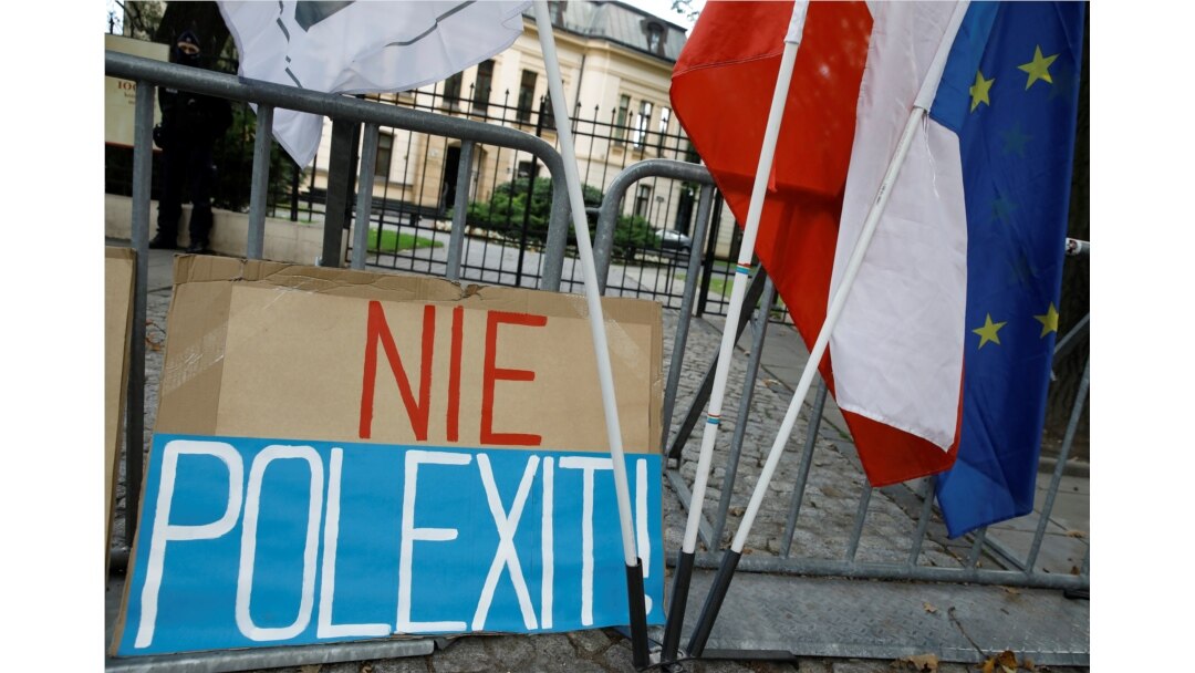 Sebuah spanduk bertuliskan "Tidak ada polexit" di luar gedung Mahkamah Konstitusi selama demonstrasi di Warsawa, Polandia pada 22 September 2021. (Foto: Reuters)