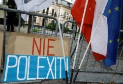 Sebuah spanduk bertuliskan "Tidak ada polexit" di luar gedung Mahkamah Konstitusi selama demonstrasi di Warsawa, Polandia pada 22 September 2021. (Foto: Reuters)