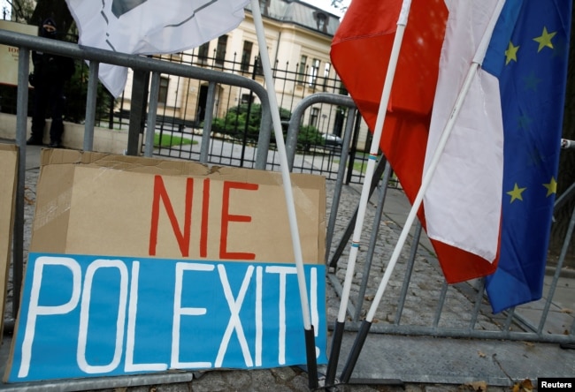Sebuah spanduk bertuliskan "Tidak ada polexit" di luar gedung Mahkamah Konstitusi selama demonstrasi di Warsawa, Polandia pada 22 September 2021. (Foto: Reuters)