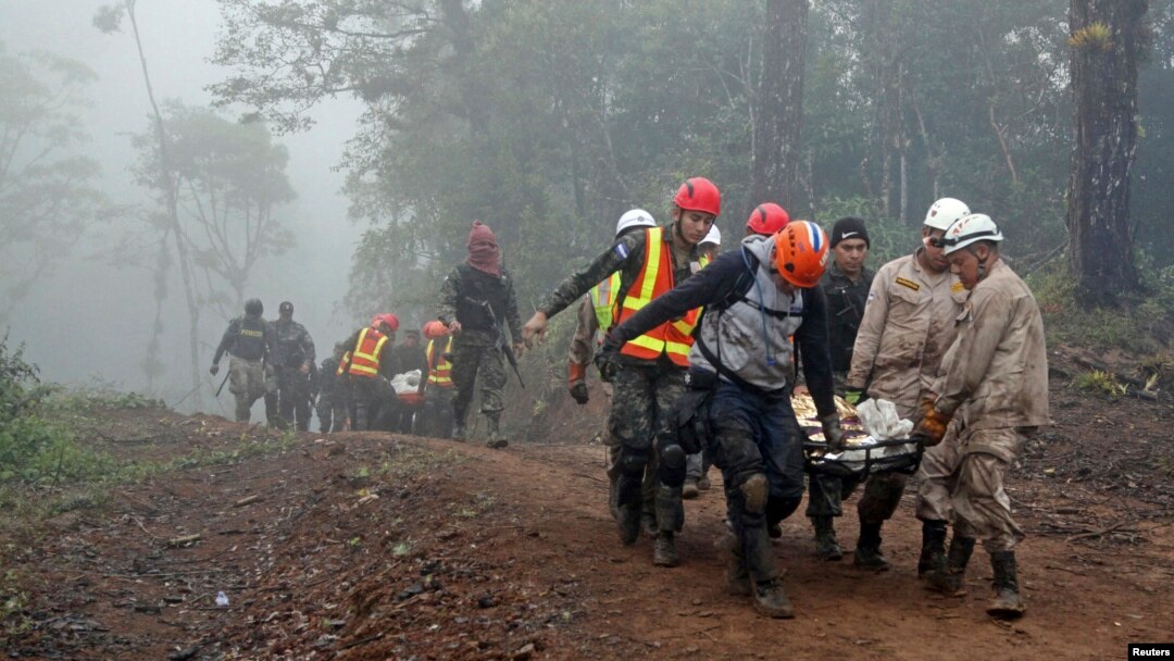 Rescatistas recuperan los cadáveres del helicóptero accidentado.