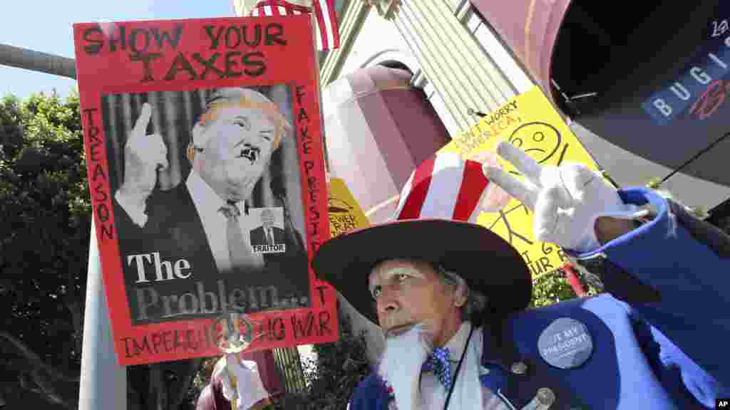 Manifestação contra Donald Trump por o Presidente não revelar a sua declaração de impostos.