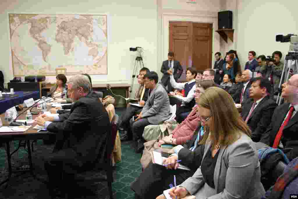 About 30 Cambodian-American participants attended the open hearing on &ldquo;Cambodia&#39;s Descent: Policies to Support Democracy and Human Rights&rdquo; on Tuesday December 12, 2017 at the Rayburn House Office Building. (Sreng Leakhena/VOA Khmer)&nbsp;