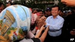 Cambodia National Rescue Party Deputy President Kem Sokha greets supporters during a rally in Phnom Penh, file photo. 
