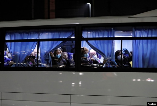 Autobuses que transportan a los pasajeros estadounidenses del crucero Diamond Princess, donde decenas de personas dieron positivo por coronavirus, salen en la Terminal de Cruceros Daikoku Pier en Yokohama, al sur de Tokio, Japón, el 17 de febrero de 2020. REUTERS / Issei Kato.