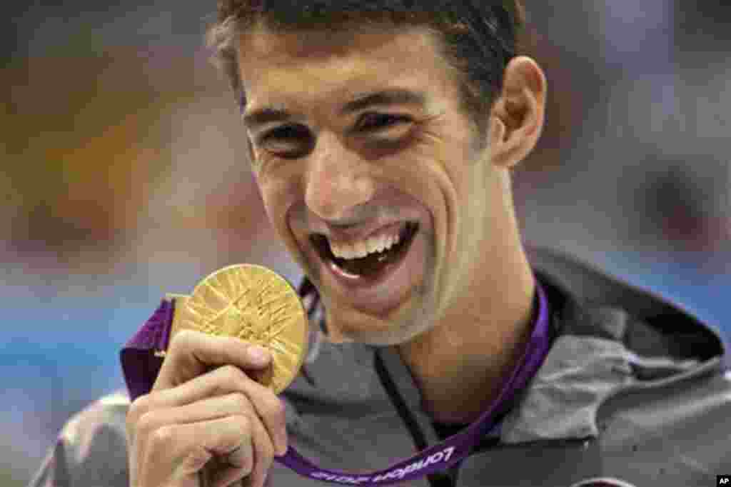 Perenang AS, Michael Phelps menunjukkan medali emas ke-17 setelah memenangkan final 100 meter gaya kupu-kupu putera (3/8). Selama karir Olimpiade, Phelps meraih total 22 medali dengan 18 medali emas, rekor terbanyak olimpiade. 