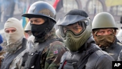 Người biểu tình chống chính phủ, trong trang phục và nón bảo hộ, chuẩn bị cho cuộc biểu tình tại Quảng trường Độc lập trong thủ đô Kyiv, Ukraina, 6/2/14