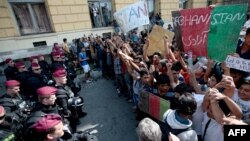 Para migran dari Suriah dan Afghanistan menuntut agar mereka bisa melakukan perjalanan ke Jerman dalam protes di luar stasiun kereta di Budapest, Hungaria Rabu (2/9).