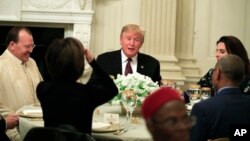 Presiden Donald Trump menjadi tuan rumah iftar Ramadan di Ruang Jamuan Kenegaraan Gedung Putih, Washington D.C., 3 Mei 2019.