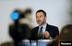 Toby Lanzer, humanitarian coordinator for the Sahel, speaks at a meeting on the Lake Chad basin in Abuja, Nigeria, June 8, 2016.