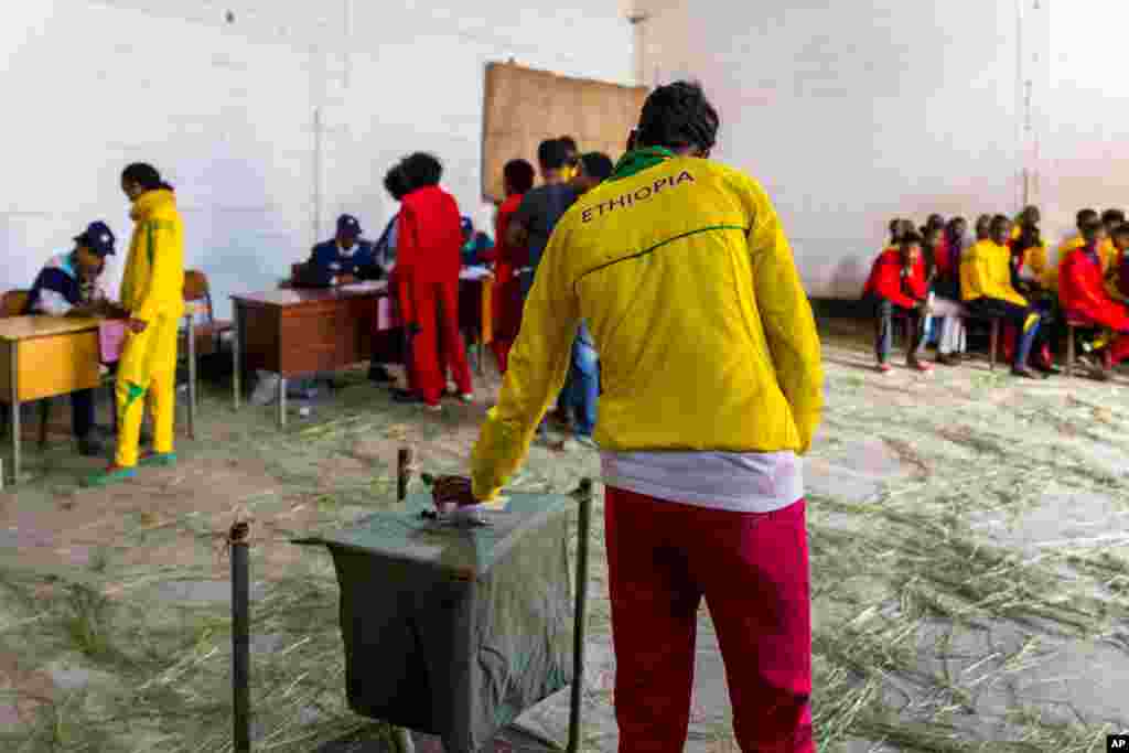 A man casts his vote in Ethiopia&#39;s general election in Addis Ababa, May 24, 2015.