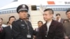 被指贪污4.85亿美元的中国银行广东开平支行前行长余振东被美国遣返后在北京机场被捕（2004年4月16日）