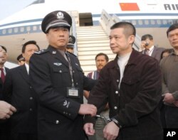 2004年 ，余振东被美国遣返后在北京机场被捕。中国银行广东开平支行原行长余振 东2001年因涉嫌经济犯罪逃往美国，2004年，美国法庭判处他非法入境、非法移民 以及洗钱罪后，通过移民法庭将其递解出境