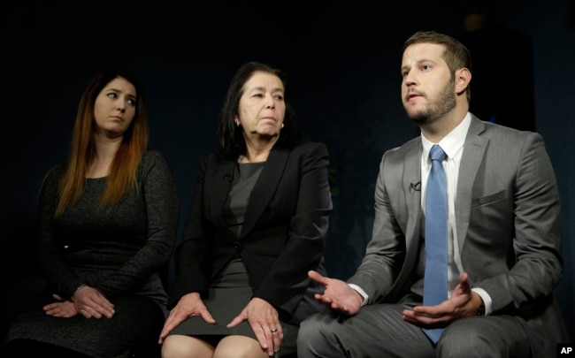 Christine Levinson (center) wife of Robert Levinson, and her children, Dan and Samantha Levinson, talk to reporters in New York, Jan. 18, 2016.