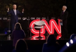 Joe Biden akijibu maswali kutoka kwa washiriki wa mkutano ulioandaliwa na Kituo cha Televisheni CNN ulioongozwa na mtangazaji wa kituo hicho Anderson Cooper