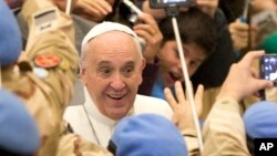 Le papa François saluant des officiers argentins, le 28 janvier 2015. 