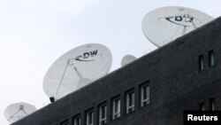 Des satellites de la Deutsche Welle à Berlin, le 12 novembre 2012.