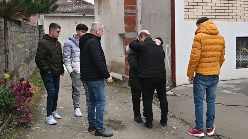 Во Студеничани, со фамилиите на загинатите: Роднините бараат одговори за автобуската несреќа