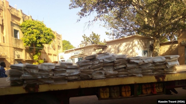 La police a saisi 196 kg de cannabis dans un camion, à Bamako, Mali, le 7 novembre 2017. (VOA/Kassim Traoré)