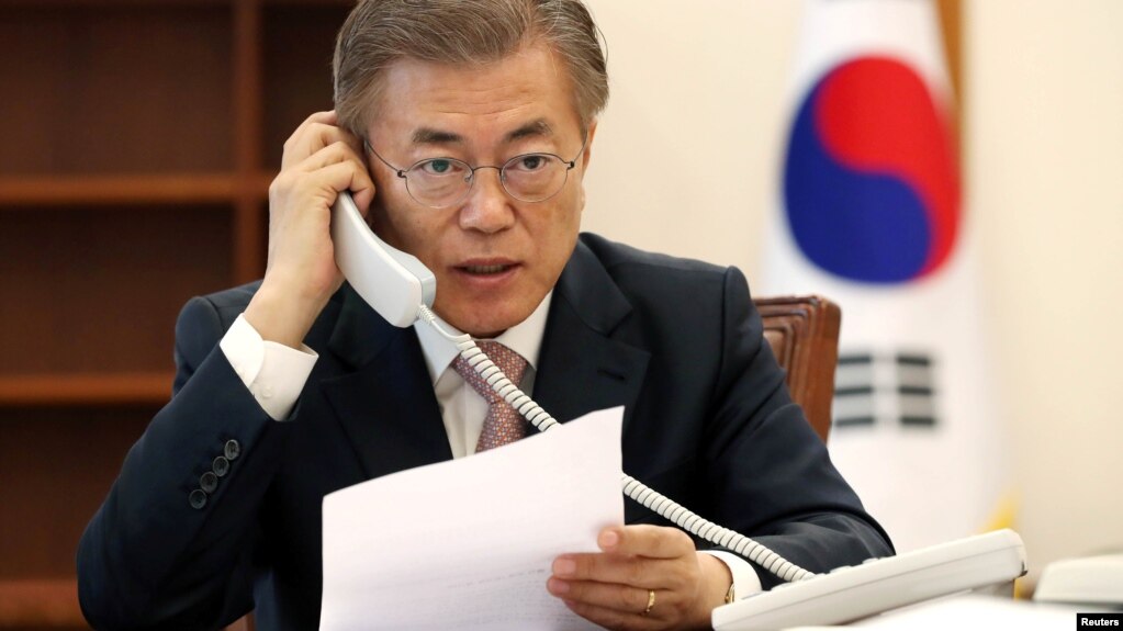 ປະທານາທິບໍດີ ເກົາຫຼີໃຕ້ ທ່ານ Moon Jae-in ໂອ້ລົມ ກັບປະທານປະເທດ ຈີນ ທ່ານ Xi Jinping ຜ່ານໂທລະສັບ ຢູ່ທີ່ ທຳນຽບຟ້າ ໃນນະຄອນຫຼວງໂໍຊລ ຂອງເກົາຫຼີໃຕ້, ວັນທີ 11 ພຶດສະພາ 2017.