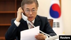 South Korean President Moon Jae-in speaks with Chinese President Xi Jinping by telephone at the Presidential Blue House in Seoul, South Korea, May 11, 2017.