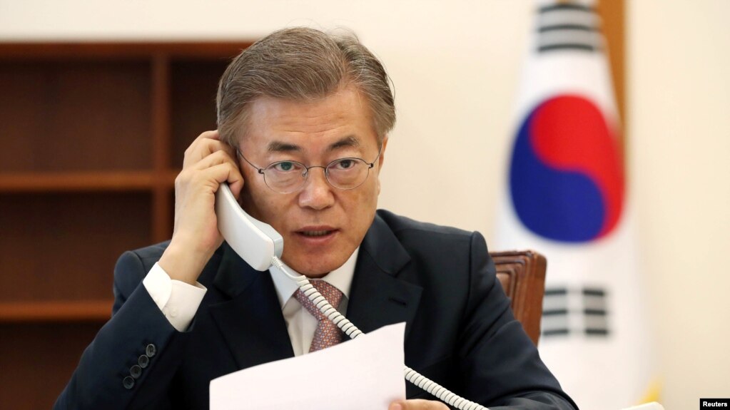 Tổng thống Hàn Quốc Moon Jae-in điện đàm với Chủ tịch Trung Quốc Tập Cận Bình, 11/5/2017.