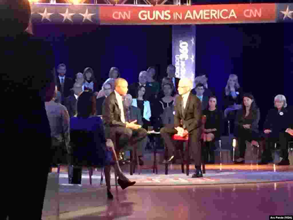President Barack Obama, kiri, dalam pertemuan terbuka yang disiarkan langsung oleh CNN dan dipandu oleh Anderson Cooper, kanan, di George Mason University di Fairfax, Virginia, 7 Januari 2016.