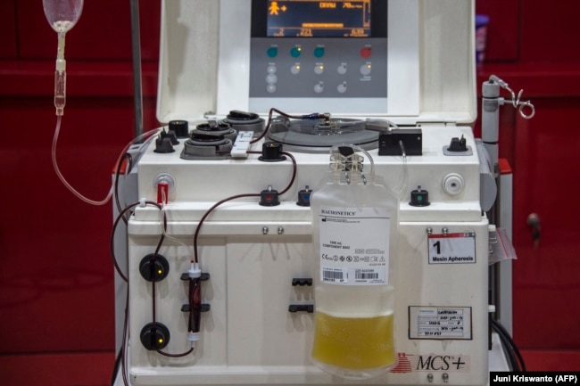 Mesin untuk mengumpulkan plasma darah dari para penyintas COVID-19 tampak di kantor Palang Merah Indonesia di Surabaya, Jawa Timur, 18 September 2020. (Foto: Juni Kriswanto/AFP)