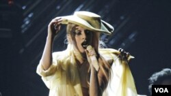 Lady Gaga menyanyikan lagu barunya "Born This Way" pada acara penghargaan Grammy ke-53 di Los Angeles, California (13/2).