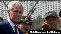 美國國防部長哈格爾在中國軍事官員陪同下在北京參觀士官學校(美國國防部照片)