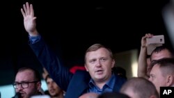 FILE - Andrei Ishchenko, Communist Party candidate in gubernatorial elections in Russia's far-eastern Primorsky Krai region, center, attends a rally with supporters, in Vladivostok, Sept. 17, 2018.