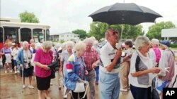 En Florida, más de uno de cada cinco votantes era mayor de 65 años en 2008. En esta foto de 1996, personas de la tercera edad eran llevadas a los locales de votación.