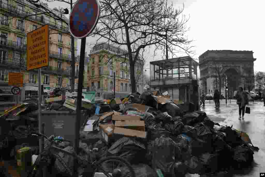 انبوه زباله&zwnj;ها در خیابان&zwnj;های پاریس که در پی اعتصابات طولانی جمع آوری نشده&zwnj;اند.
