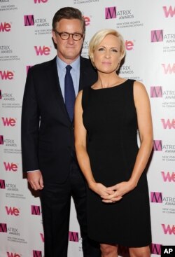 Joe Scarborough y Mika Brzezinskyi, presentadores del programa "Morning Joe" de la cadena de televisión por cable MSNBC.