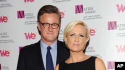 Joe Scarborough y Mika Brzezinski aseguran que asesores del presidente Donald Trump les propusieron que ofrezcan disculpas por su negativa cobertura al mandatario a cambio de que Trump haga que no se publique un reportaje negativo sobre ellos.