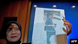 马来西亚警方官员在吉隆坡附近的一次记者会上展示持被盗欧洲护照登上失踪马航班机的19岁伊朗人的照片
